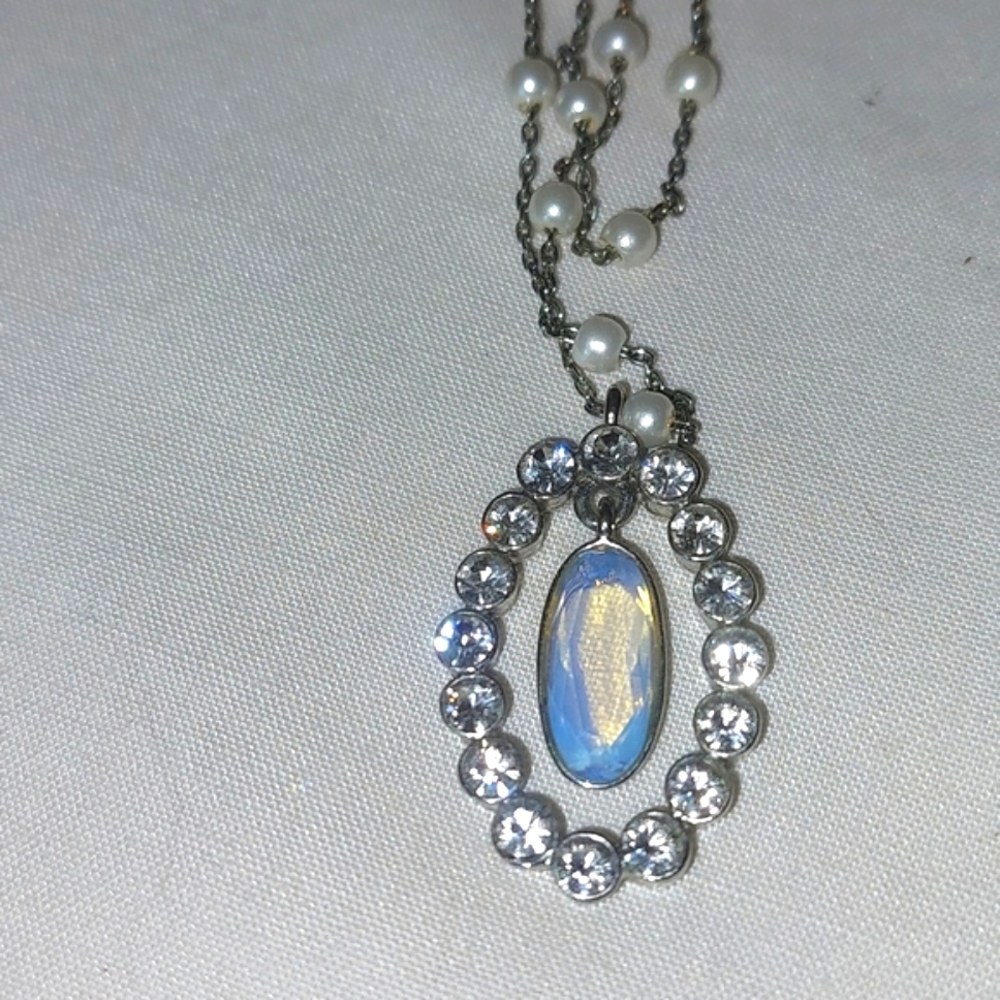 Necklace Very Decorated Pearl's, Rhinestones,Iridescent Piece in the Middle .